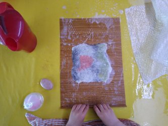 atelier enfant feutrer la laine de mouton